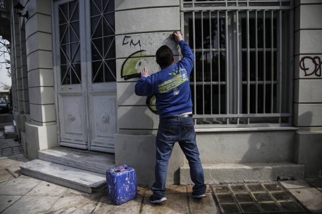 Η Αθήνα αλλάζει – καθαρίζουν τα γκράφιτι απ’ τα κτίρια του κέντρου