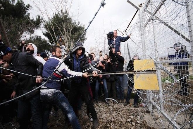 Ένταση στην Ειδομένη: Δακρυγόνα και χημικά εναντίον προσφύγων