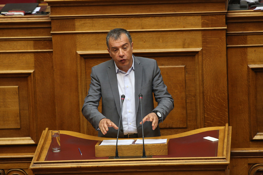Θεοδωράκης: Να σπάσουμε τις τριγωνικές σχέσεις πολιτικής-μίντια-τραπεζών