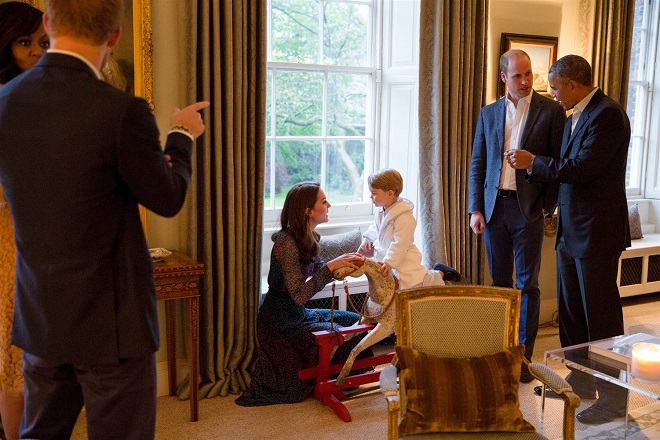 Ξεπούλησε το μπουρνούζι του Πρίγκιπα Γεώργιου μετά τη συνάντησή του με τον Ομπάμα