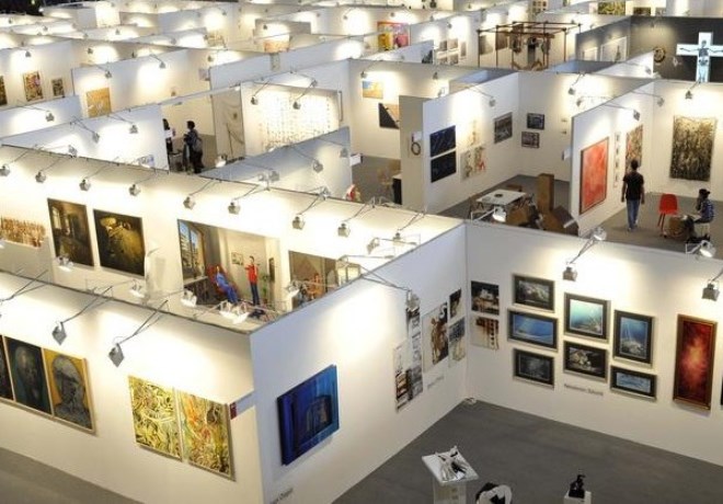 Art – Athina 2016: Δυναμικές παρουσίες, ηχηρές απουσίες και το φαινόμενο Χίρστ