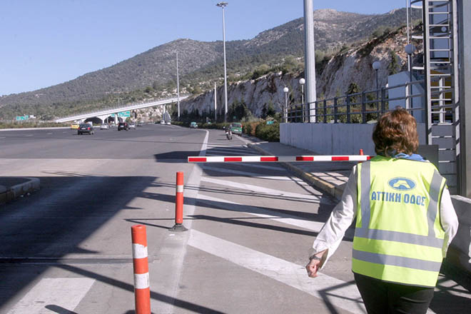 Τραγωδία στην Αττική Οδό: Άνδρας κάηκε ζωντανός-Το αυτοκίνητο ανήκει στη σύζυγο γνωστού εκδότη