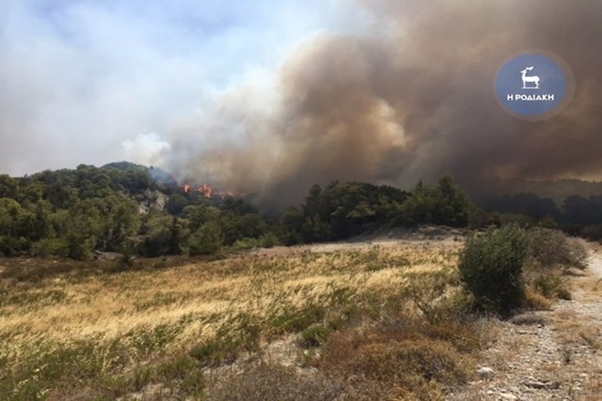 Ανεξέλεγκτη πυρκαγιά στη Ρόδο – Εκκενώθηκε οικισμός