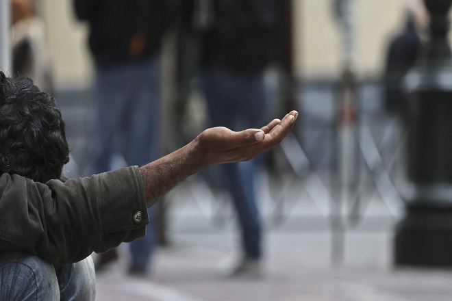 Eurostat: Ένας στους τρεις Έλληνες αντιμέτωπος με τη φτώχεια