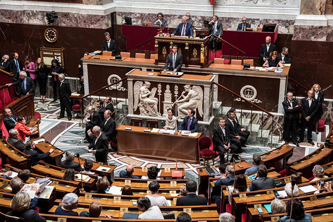 Η γαλλική κυβέρνηση παρακάμπτει εκ νέου τη βουλή για τα εργασιακά