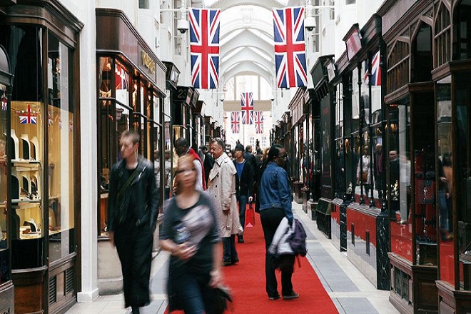 Σε χαμηλό πενταετίας η καταναλωτική εμπιστοσύνη στη Βρετανία