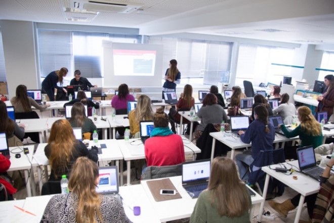 Code it like a Girl: Τα κορίτσια που έβαλαν στόχο να μάθουν στις Ελληνίδες προγραμματισμό
