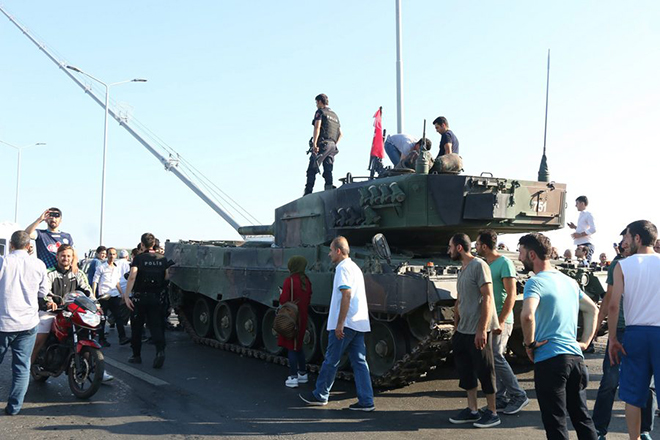 Συγκλονιστικό βίντεο: Τούρκος αστυνομικός σώζει στρατιώτη από βέβαιο λιντσάρισμα