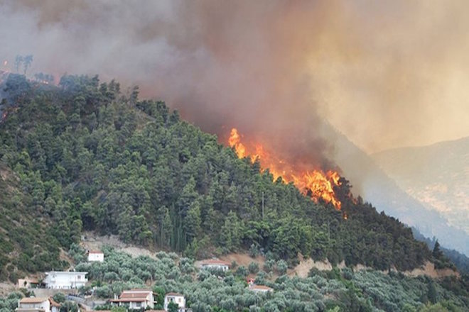 Σε «συναγερμό» η Θάσος – Εκκενώθηκε οικισμός λόγω της πυρκαγιάς