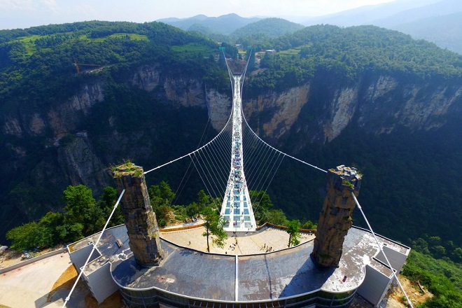 Ανοίγει ξανά για το κοινό η υψηλότερη γυάλινη γέφυρα στον κόσμο