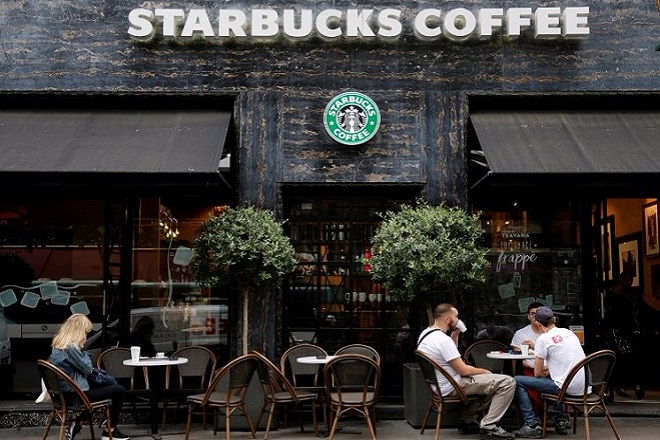 H χειρότερη πτώση για τη μετοχή των Starbucks τα τελευταία 2 χρόνια