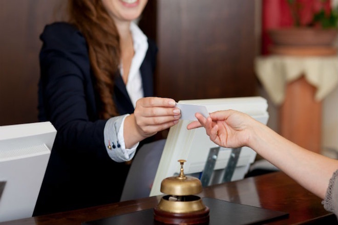 ΥΠΟΙΚ: Στον πελάτη το κόστος του φόρου διαμονής στα ξενοδοχεία