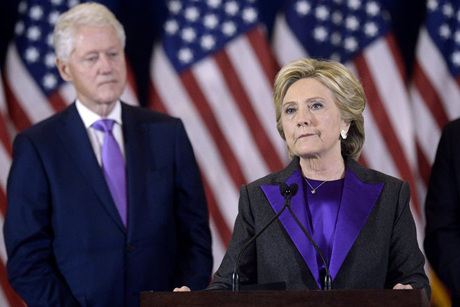 Γιατί η Hillary Clinton φόρεσε μοβ στην ομιλία παραδοχής της ήττας της;