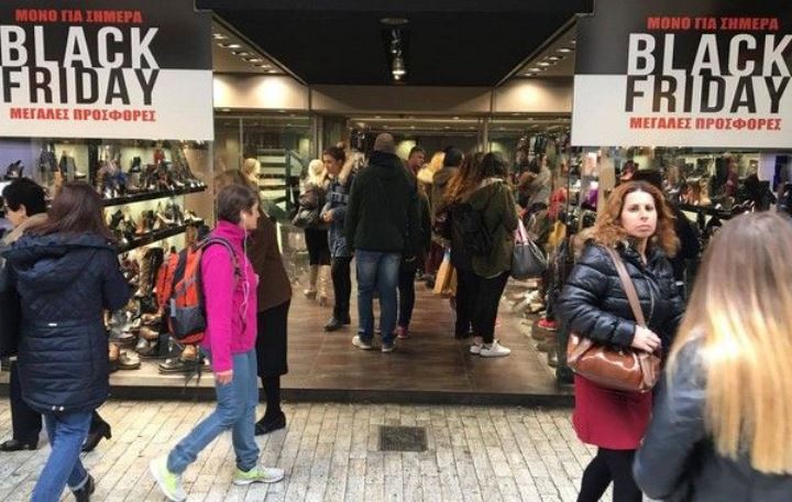 Black Friday: Λαοθάλασσα στην Ερμού για να προλάβουν τις προσφορές