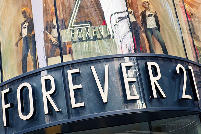 Σε πτώχευση η Forever 21- Kλείνει καταστήματα σε Ευρώπη και Ασία