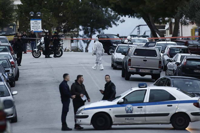 Εκτεταμένη επιχείρηση της Αντιτρομοκρατικής στην Αττική: Βρέθηκαν όπλα, χειροβομβίδες και πυροκροτητές