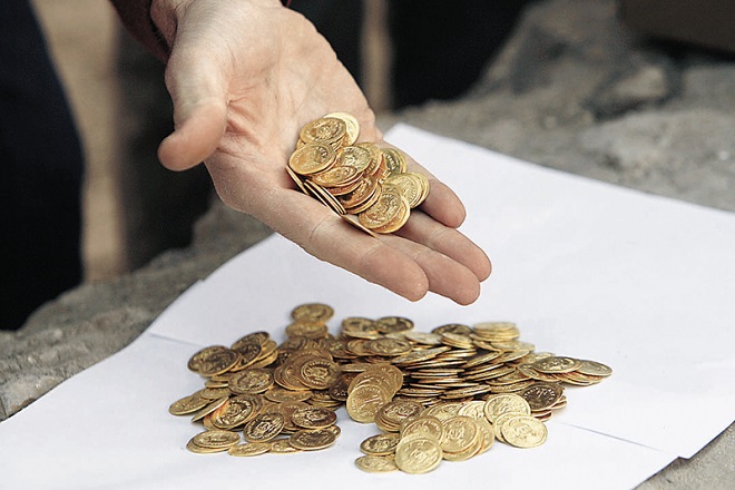Οι Έλληνες πωλούν χρυσές λίρες για να αντέξουν τους φόρους