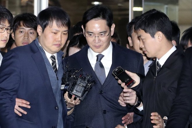Με χειροπέδες και δεμένος με λευκό σχοινί στον ανακριτή ο επικεφαλής της Samsung