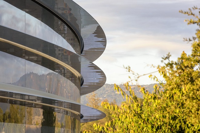 Ανοίγει τις πύλες του το «διαστημόπλοιο» της Apple