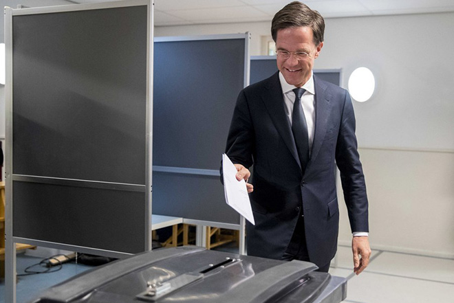 Πρωτιά Ρούτε δίνουν τα exit polls των ολλανδικών εκλογών
