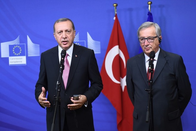 Σοκαρισμένος ο Γιούνκερ μπροστά στην αντιπαράθεση Τουρκίας – Ολλανδίας