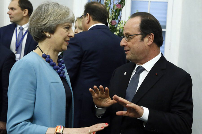 Μετά τη Γερμανία, και η Γαλλία αρνείται την παράλληλη διαπραγμάτευση του Brexit
