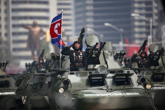 Επίδειξη ισχύος από τη Βόρειο Κορέα- Παρέλαση με το βαρύ πυροβολικό