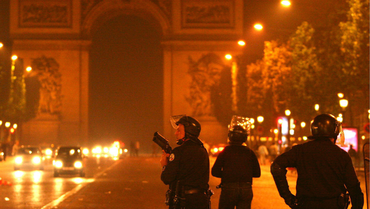 Παρίσι: Νεκρός ένας αστυνομικός και ο ένας από τους δύο δράστες της ένοπλης επίθεσης
