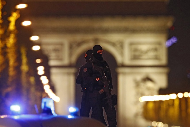Σε εξέλιξη οι έρευνες για την επίθεση στο Παρίσι