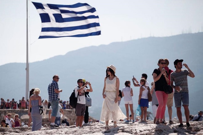 Τουρισμός: 18 δισ. ευρώ έσοδα στην ελληνική οικονομία, 4 δισ. ευρώ επιπλέον από το στόχο