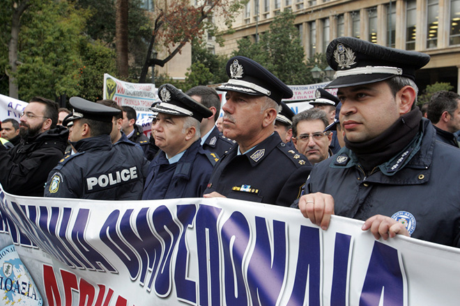 Αλλαγές στο παρά πέντε στα μισθολόγια των ενστόλων