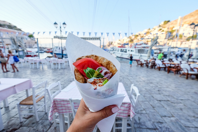 Είναι οι Έλληνες κουβαρντάδες όταν ταξιδεύουν;