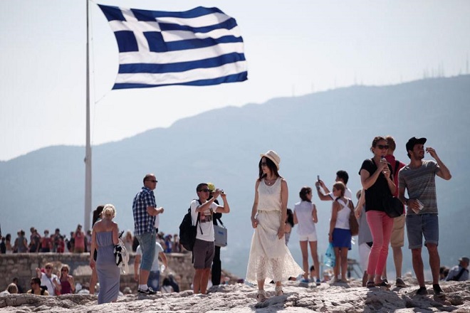 Handelsblatt: «Ούτε οι πυρκαγιές δεν επηρεάζουν τον τουρισμό στην Ελλάδα»