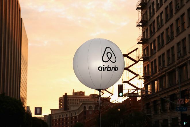 Τι αλλάζει για όσους νοικιάζουν τα σπίτια τους μέσω Airbnb