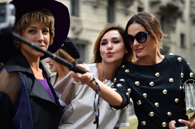 Ποια πόλη του κόσμου απαγόρευσε τα selfie sticks και γιατί