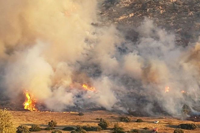 Σε εξέλιξη πυρκαγιά στην Ανάβυσσο: Στο νοσοκομείο τρείς πυροσβέστες, κάηκε ένα σπίτι