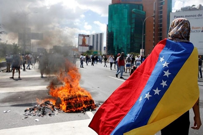 DW: Συνταγματικό χάος στη Βενεζουέλα
