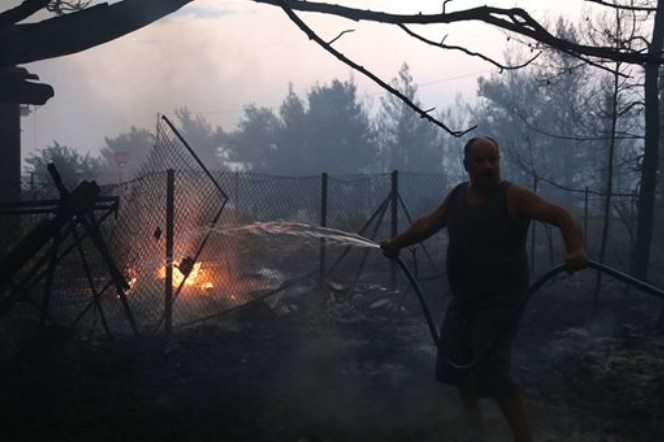 Πολιτική αντιπαράθεση πάνω… στις στάχτες