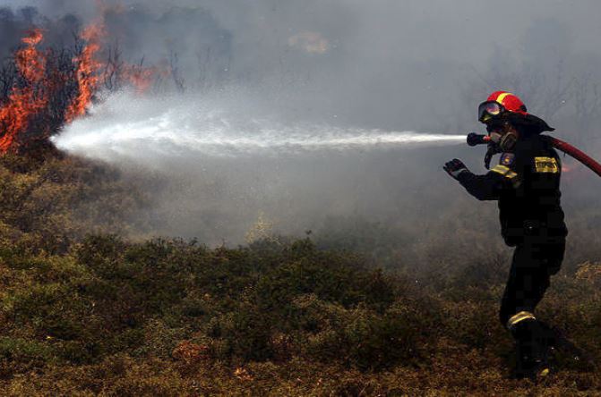 Συνεχίζεται η μάχη με τη φωτιά στην Βόρειοανατολική Αττική