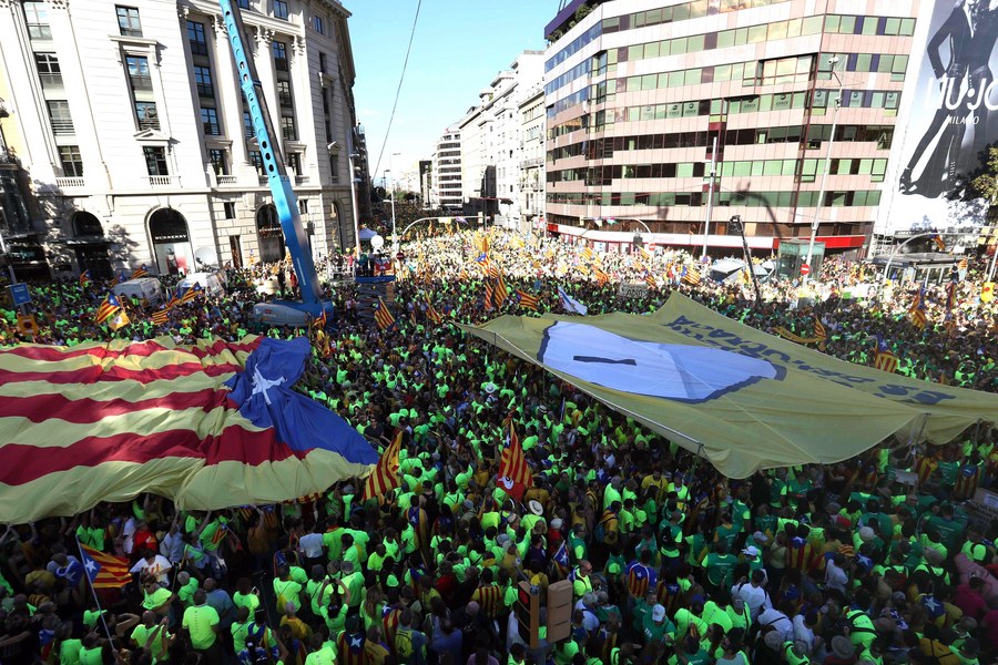 Η εισαγγελία της Καταλονίας ζητά από την αστυνομία να απαγορεύσει το δημοψήφισμα