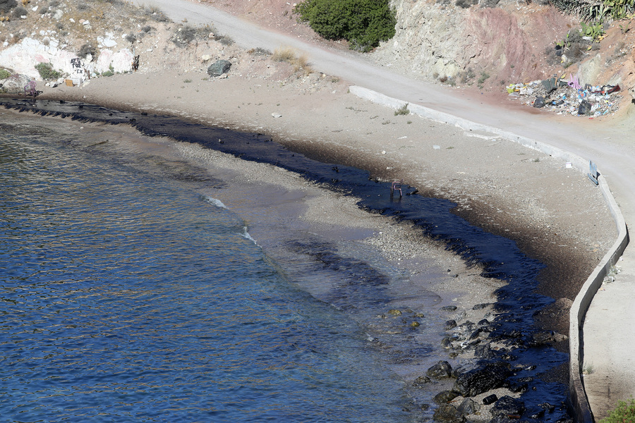 Απελπιστική η κατάσταση στη Σαλαμίνα μετά τη μεγάλη οικολογική καταστροφή