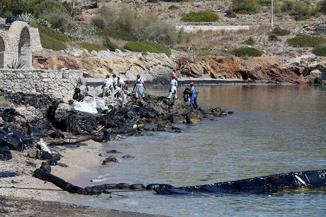 Οι περιοχές που απαγορεύεται η κολύμβηση εξαιτίας της πετρελαιοκηλίδας