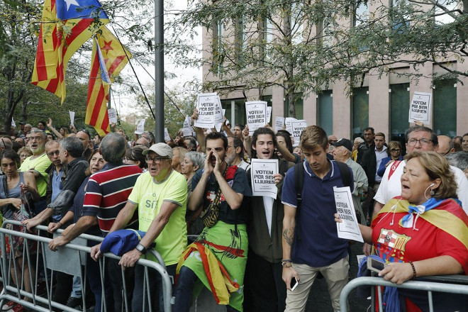 Η Μαδρίτη στέλνει νέες αστυνομικές δυνάμεις στην Καταλονία λίγο πριν το δημοψήφισμα