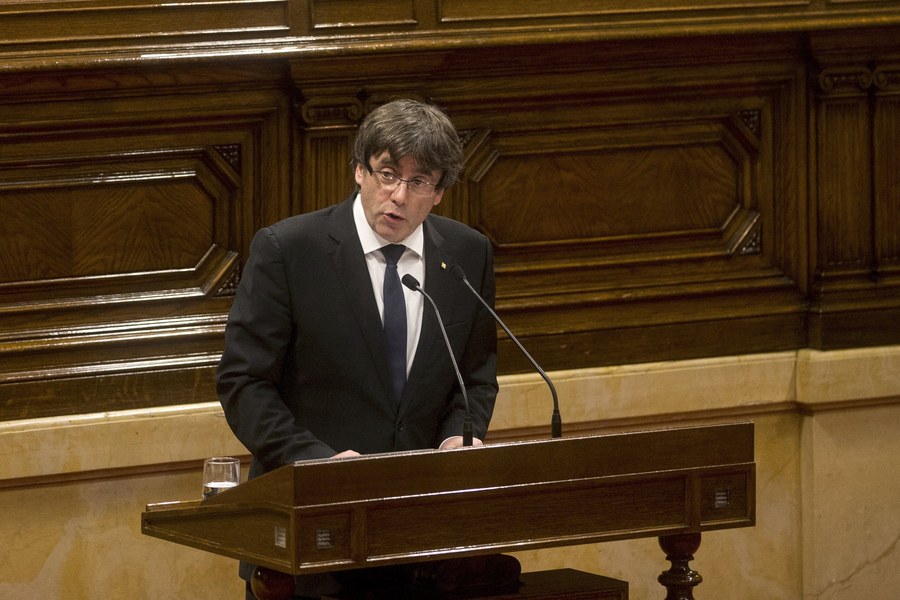 Διάλογο με τη Μαδρίτη και αναστολή κήρυξης ανεξαρτησίας, ανακοίνωσε ο ηγέτης της Καταλονίας