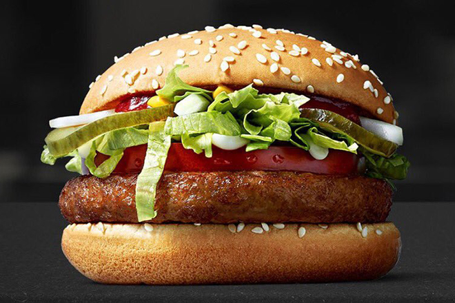 Τα McDonald’s έβγαλαν το πρώτο τους… vegan μπέργκερ