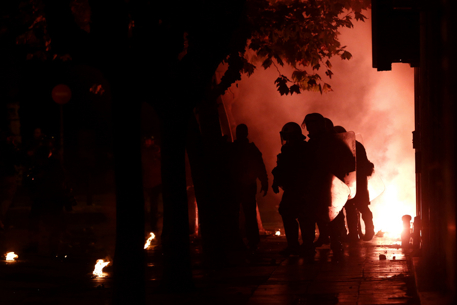 Επεισόδια στο κέντρο της Αθήνας μετά την πορεία για το Πολυτεχνείο