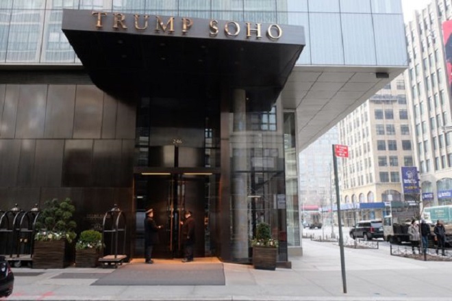 Το ξενοδοχείο «Trump SoHO» δεν θα φέρει πια το όνομα του Αμερικανού προέδρου