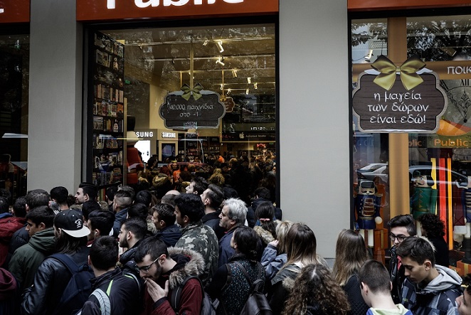 Παροξυσμός σε καταστήματα για τις προσφορές της Black Friday