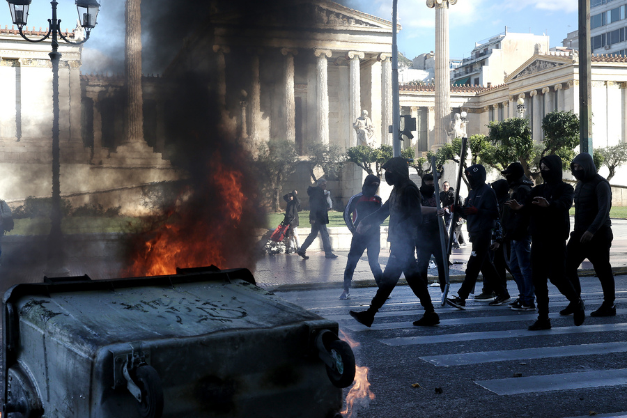 Επεισόδια στη μαθητική πορεία στην Αθήνα για τα εννέα χρόνια από την δολοφονία του Αλέξη Γρηγορόπουλου