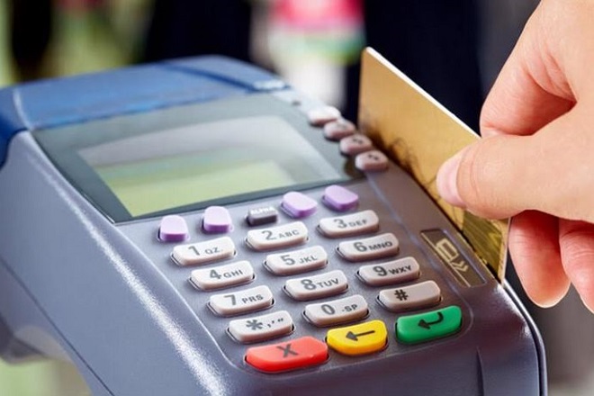 Οι τράπεζες ζητούν να αυξηθεί το όριο των ανέπαφων συναλλαγών με κάρτες χωρίς PIN